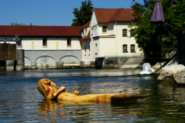 Die quirlige Wassernixe Melusine, die 2019 mehrere Monate in der Amper schwamm, kommt jetzt für eine Woche zurück nach Schöngeising, allerdings nur im Trockendock. 