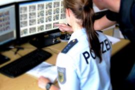 Eine 23-jährige Frau wurde am 5. August von einem Unbekannten in einer S-Bahn sexuelle belästigt und bedrängt. Dabei kam es auch zu exhibitionistische Handlungen. 