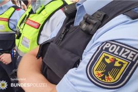 Am Sonntagabend hielt eine Streife der Deutsche Bahn Sicherheit am Hauptbahnhof München einen 55-Jährigen und eine 52-Jährige  wegen fehlender Mund-Nasen-Bedeckung an. Nachdem sich das Pärchen nach Ansprache und Belehrung weiterhin weigerte den Bereich zu bedecken wurde die Bundespolizei hinzugezogen.  