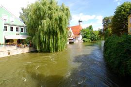 Die Amper führt angesichts der zurückliegenden starken Niederschläge zurzeit etwa doppelt so viel Wasser wie gewöhnlich. Nachdem in den letzten Tagen von mehreren Unfällen auf der Amper berichtet wurde, hat sich das Landratsamt Fürstenfeldbruck eingehend mit der Frage befasst, ob eine vorübergehende Sperrung der Amper anzuordnen ist. 