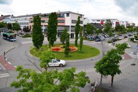 Am Dienstagnachmittag kam es in Germering in der  Untere Bahnhofstraße zu einem Motorradsturz, wobei sich der Fahrer leicht verletzte. Kurz nach 15.30 Uhr befuhr ein 37-jähriger Germeringer mit seinem Kraftrad Suzuki die Untere Bahnhofstraße. Am Kreisverkehr folgte er dieser in Richtung „Kleiner Stachus“. 