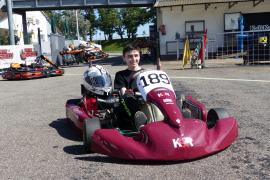 David Karl vom Motorsportclub Olching sitzt bereits seit dem vierten Lebensjahr im Kart. Nach jahrelangem Training, der Teilnahme an zahlreichen Kartslalom-Rennen, vielen Meistertiteln (zweifacher Deutscher Meister, zweifacher Bayerischer Meister, dreifacher Südbayerischer Meister sowie viele Klassen- und Gesamtsiege) hat das 13-jährige Nachwuchstalent nun ein weiteres seiner Ziele erreicht – die Kart-Rundstrecke.