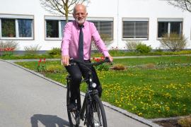 Oberbürgermeister Erich Raff auf dem Fahrrad.