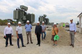 Im Auftrag der Stadtwerke Olching Stromnetzgesellschaft erbaut die Bayernwerk AG an der Hugo-Brunninger-Straße ein neues Umspannwerk. Dieses soll das bisherige Umspannwerk im Ilzweg ab seiner Fertigstellung in 2021 bzw. nach Rückbau der alten Leitungen komplett ersetzen. 