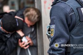 - In der Nacht von Dienstag auf Mittwoch gegen 00:05 Uhr, kontrollierte ein 24-jähriger Mitarbeiter der DB Sicherheit den Germeringer in einer S8, als diese in den S-Bahnhaltepunkt Laim einfuhr. Der Mann wollte sich der Kontrolle entziehen indem er versuchte wegzulaufen. 