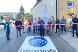  Nachdem im Juli 2019 vom Brucker Stadtrat ein Grundsatzbeschluss zur Radverkehrsförderung befasst wurde und man sich somit das Ziel gesetzt hat, den Radverkehrsanteil von 16 Prozent (2017) auf 25 Prozent bis zum Jahr 2025 zu erhöhen, gingen im August gleich zwei Sachanträge zur Einführung von Fahrradstraßen bei der Verwaltung ein. 