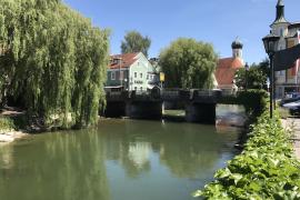 An der Amperbrücke muss ein Kabelschacht ausgetauscht werden. Daher kommt es zwischen 21. und 25. September zu Verkehrsbehinderungen und einer Umleitung im Stadtgebiet.