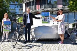 Rufen die Bürger im Landkreis dazu auf, beim Stadtradeln mitzumachen (v.l.): Aneta Höffler (Klimaschutzmanagerin beim Landratsamt Fürstenfeldbruck), Landrat Thomas Karmasin und Monika Keck (Einsatzleiterin des Ambulanten Hospiz- und Palliativberatungsdienstes der Caritas).