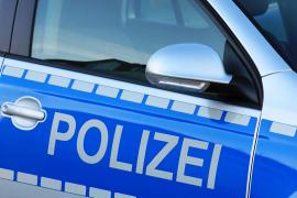 Auf Höhe des Kuckuckswegs rannte plötzlich ein 8-jähriger Bub völlig unvermittelt auf die Roggensteiner Allee und zwar direkt in die  Fahrertür des Sprinters, so dass der Junge nach dem Anstoß zu Boden geschleudert wurde. Dabei erlitt er eine komplizierte Fraktur am rechten Unterschenkel. 