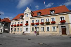 Das Bild zeigt das Rathaus von Fürstenfeldbruck