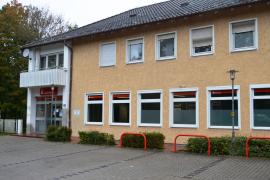 Das Landratsamt Fürstenfeldbruck verlegt ab Montag, 19.10.2020, das Testzentrum in ein winterfestes Gebäude. Die Sparkasse Fürstenfeldbruck hat dafür die ehemalige Filiale am Fliegerhorst Fürstenfeldbruck, Zenettistraße 13, zur Verfügung gestellt. 