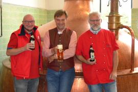 Michael Schweinberger, der Inhaber der Brauerei Maisach (Foto Mitte) stieß am vergangenen Wochenende mit Bräustüberlwirt Harry Faul (rechts) und Siegfried Tafelski, Leiter des Maisacher Getränkemarktes (links) auf das erfolgreiche Ende der Aktion „Volksfestbier“ an