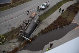 Montagvormittag, gegen 10.30 Uhr kam es im Geiselbullacher Gewerbegebiet zu einem spektakulären Unfall. Aus unbekannter Ursache verlor ein landwirtschaftliches Fahrzeug im Kurvenbereich der Geiselbullacher Strasse seinen dreiachsigen Anhänger. 