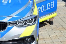 Ein 22-jähriger Olchinger hat am 07.11.2020 abends aufgrund seiner rücksichtslosen Fahrweise einen Verkehrsunfall verursacht. Der junge Mann befuhr mit seiner Mercedes S-Klasse die Augsburger Straße in Fahrtrichtung Lochhausen. 