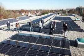 Am Mittwoch, 18. November, wurde die neue Photovoltaik-Anlage auf der Grundschule am Gernerplatz offiziell eingeweiht. 
