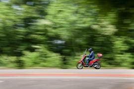 Am gestrigen Donnerstag errichteten Germeringer Polizisten an der Ecke Salzstraße/Hochrainerweg eine Kontrollstelle. Gegen 20.00 Uhr fuhr ein motorisierter Zweiradfahrer stadtauswärts in Richtung Puchheim.