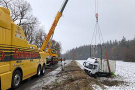 Ein 54-Lkw Fahrer befuhr heute gegen 09.15 Uhr die B2 in Richtung Fürstenfeldbruck. Auf Höhe der Ausfahrt in Richtung Wagelsried kam der Lkw alleinbeteiligt aufgrund der winterlichen Witterungsverhältnisse  ins Schleudern, geriet in den rechts befindlichen Grünstreifen und rutschte anschließend in den rechts befindlichen Graben. 