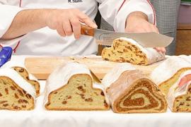 Fünf heimische Handwerksbackbetriebe beteiligten sich an der freiwilligen Qualitätskontrolle mit jeweils fünf Stollen, Plätzen und Lebkuchen und erzielten dabei ein ausgezeichnetes Ergebnis, wie Qualitätsprüfer Manfred Stiefel vom Deutschen Brotinstitut feststellen konnte. 