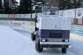 Die Eissaison ist leider beendet. Die Mitarbeiter der AmperOase stellen die Pflege und Kühlung der Eisfläche zum Wochenbeginn ein. 