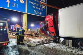 Sonntagabend kam es zu einem folgenschweren Verkehrsunfall auf der BAB 8 in Höhe Geiselbullach. Aus ungeklärter Ursache prallte ein LKW mit Sattelauflieger auf den Pfeiler einer Schilderbrücke an der Abzweigung der BAB 99a Eschenrieder Spange.