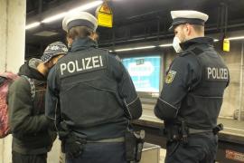 Am Freitagabend kam es in einer S-Bahn zu einer tätlichen Auseinandersetzung. Hintergrund war einmal mehr eine nicht vorhandene Mund-Nase-Bedeckung. Ein 28-Jähriger erlitt leichte Verletzungen; zudem wurde sein Handy und eine Halskette beschädigt.