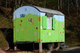 Unbekannte Täter versuchten den Bauwagen des Waldkindergarten in Oberschweinbach aufzubrechen. Zunächst wurde versucht, die Eingangstüre aufzuhebeln, was aber missling. Anschließend versuchte der Täter durch Einschlagen einer Fensterscheibe in den Bauwagen zu gelangen. 