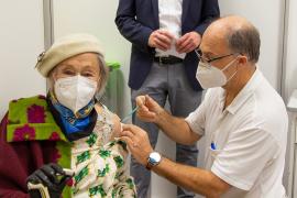 Landrat Stefan Frey wollte dabei sein, wenn im Impfzentrum des Landkreises die ersten über 80-Jährigen außerhalb von Senioren- und Pflegeeinrichtungen geimpft werden. Ruth Owczarek, 98 Jahre aus Herrsching, ist überglücklich: „Für mich ist es eine Selbstverständlichkeit mich impfen zu lassen. 