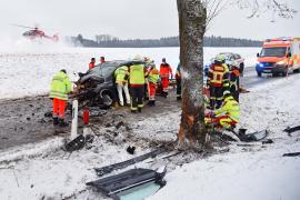 Donnerstagfrüh kam es zu einem schweren Unfall zwischen Mittelstetten und der B2. Ein 66-jähriger Mann aus Mering kam aus noch ungeklärten Gründen von der Straße ab und prallte frontal in einen Baum. 