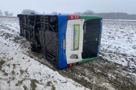 Dienstagnachmittag kam ein Linienbus auf der Straße zwischen Moorenweis und Jesenwang durch eine heftige Windboe von der Straße ab und kippte im anschließenden Acker um. 