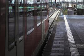 Am gestrigen Montag kam es am Bahnhof Puchheim zu einem tragischen Unfall, bei dem ein Mann ums Leben kam. Kurz nach 15.30 Uhr ging ein 72-jähriger Münchner mit einer Krücke am Bahnhof Puchheim den Bahnsteig in Fahrtrichtung Geltendorf entlang. Kurz bevor ein Regionalzug vorbeifuhr, stürzte der Mann über die Bahnsteigkante ins Gleisbett. 