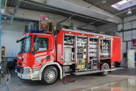 - Der Landkreis Starnberg hat einen neuen Gefahrgut-Gerätewagen beschafft, der von der Freiwilligen Feuerwehr Gauting betrieben wird. Das neue Fahrzeug dient dem Umweltschutz und kommt bei Unfällen mit gefährlichen Stoffen und Gütern, wie beispielsweise Mineralölen, zum Einsatz. 