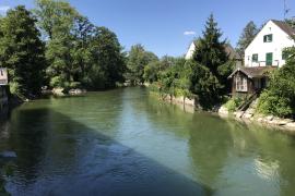 Gestern gegen 14.45 Uhr stürzte ein Mann in die Amper und trieb bewusstlos im Fluss. Ein Zeuge alarmierte die Polizei, der Mann hörte zunächst ein lautes Platschen und sah kurz darauf eine Person in der Amper treiben. 