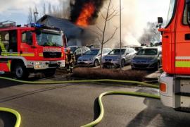 Am gestrigen Sonntag, den 31.01.21, kam es zu einem Wohnhausbrand in Eichenau, bei dem eine Person schwer verletzt wurde. Gegen 23.30 Uhr wurde der Integrierten Leitstelle Fürstenfeldbruck starke Rauchentwicklung in einer Wohnung in der Allinger Straße mitgeteilt. 