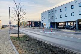 - In der Geiselbullacher Straße 5 im Gewerbepark G-Park 471 ist eine neue Querungshilfe vom Bauhof der Stadt Olching aufgebaut worden. 