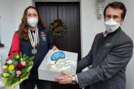 Am vergangenen Samstag hat die Starnbergerin Kira Weidle in der Alpinen Skiweltmeisterschaft in Cortina d’Ampezzo in der Abfahrt die Silbermedaille gewonnen. Landrat Stefan Frey hat der glücklichen Rennläuferin gestern die Glückwünsche des Landkreises überbracht.