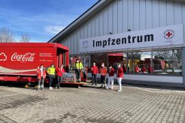 Bei einem Besuch im Impfzentrum hat Patricia Irion, Betriebsleiterin bei Coca-Cola in Fürstenfeldbruck, drei Paletten mit erfrischenden Getränken an das Impfzentrum des Bayerischen Roten Kreuzes übergeben.