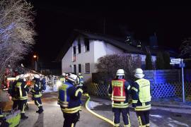 - Zu einem Wohnungsbrand kam es gestern Morgen gegen 02.00 Uhr in einem Geiselbullacher Wohngebiet. Die Bewohner eines Mehrfamilienhauses wurden durch den Alarmton ihrer Rauchwarnmelder geweckt und bemerkten Rauch und Feuer in einer Wohnung im Dachgeschoß. 