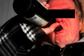 Der gestrige Abend begann für die Nachschicht der Germeringer Polizei gegen 20.00 Uhr gleich mit mehreren Mitteilungen, dass ein betrunkener Mann in der Adenauer Straße mit Flaschen auf Fahrzeuge werfen soll. 