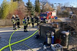 In einem Einfamilienhaus wurden alle Wasserhähne aufgedreht und die Abflüsse verstopft. Die Aktion endete mit einem Wasserschaden in Höhe von 200.000 Euro. Im Foto die FFW Geisenbrunn beim Abpumpen.