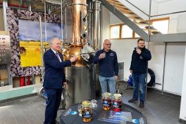 Nach eineinhalb Jahren Umbauzeit einer ehemaligen Messebauschreinerei konnte jetzt die neue Destille von Bavarian Moonshine in Eichenau in Betrieb genommen werden.  Dort entstehen künftig in einer Verschlussbrennerei neben den bereits bekannten „Moonshine-Likören“ und „Moonshine-Whiskey“ auch verschiedene Brände, je nach Lust und Laune der beiden Brenner Alex und Markus. 