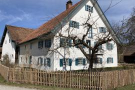 Das Bauernhofmuseum bei Schöngeising öffnet am Freitag, 09. April wieder seine Pforten und ermöglicht damit den Besuch der Sonderausstellung „Eiszeit(en). Gletscher, Mammut und Moränen“, die bis zum 02. Mai 2021 verlängert wurde. 