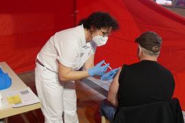 Am 9. April und an dem darauffolgenden Wochenende konnten kurzfristig rund  820 aktive Einsatzkräfte der Feuerwehren des Landkreises Fürstenfeldbruck durch eine  gemeinsame Impfaktion mit dem Impfzentrum Fürstenfeldbruck und dem Roten Kreuz gegen  COVID-19 geimpft werden.