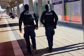 Am frühen Montagabend gelang es Beamten der Bundespolizei zwei Tatverdächtige zu stellen, die mutmaßlich an einem Snackautomatenaufbruch vor einer Woche beteiligt waren. 