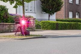 Genau genommen führten zwei Zahlen und ein Buchstabe dazu, dass der am 28. April 2020 renovierte Bußgeldkatalog seine Schrecken für Deutschlands Autofahrer verlieren musste: nämlich ein Hinweis auf die Rechtsgrundlage für Fahrverbote im § 26a, Absatz 3 im Straßenverkehrsgesetz. 