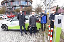 Für die Zukunft bauen – gemäß diesem Motto nahmen Landrat Thomas Karmasin, Oberbürgermeister Erich Raff, Stadtwerke-Geschäftsführer Jan Hoppenstedt und Vertriebsleiter Andreas Wohlmann die erste Elektroladesäule am Landratsamt in Betrieb. 