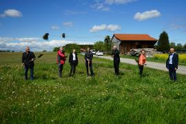  Nach langer Planungsphase und der finalen Genehmigung durch das staatliche Bauamt begannen am 20.05.2021 im Rahmen des Spatenstichs die Baumaßnahmen des großen Wertstoffhofes in Egenhofen. 