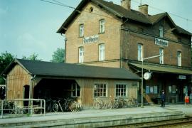 Ein Jubiläum, dem ein ganzer Stadtteil seinen Namen verdankt, steht im Jahr 2024 ins  Haus. Anno 1899, vor 125 Jahren also, wurde das erste Bahnhofsgebäude in  Puchheim eröffnet. 
