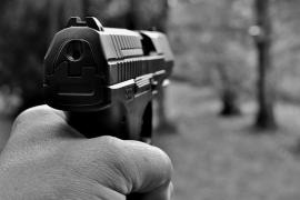 Nach einem vorangegangenen Streit schoss ein 66-Jähriger aus Bergkirchen in der Nacht von Montag, den 03.05.2021, auf Dienstag, den 04.05.2021, mindestens einmal gezielt auf seine Ehefrau. 