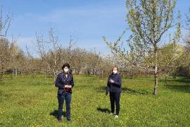 Die Bundestagsabgeordnete Katrin Staffler und Bezirksrätin Gabriele Off-Nesselhauf haben den Kreislehrgarten Adelshofen besichtigt. Mit dem Besuch informierten sich die beiden CSU-Politikerinnen, welchen Beitrag private Gärten für den Klima- und Artenschutz im Landkreis leisten können.