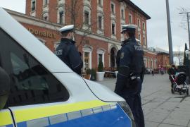 München/Egenhofen – Am Montagabend forderten Sicherheitsmitarbeiter der Deutschen Bahn die Bundespolizei aufgrund eines aggressiven Maskenverweigerers am Pasinger Bahnhof an. Unmittelbar nach Ansprache durch die Beamten ging der Deutsche mit seiner Akustikgitarre auf die Beamten los.